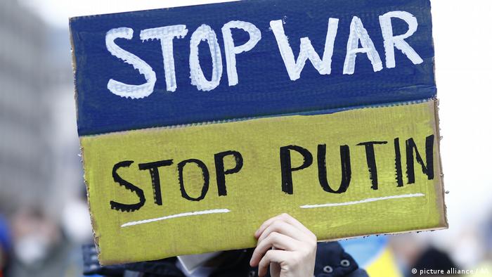 Плакат із написом Стоп війні. Стоп Путіну під час акції солідарності з Україною в Берліні 24 лютого