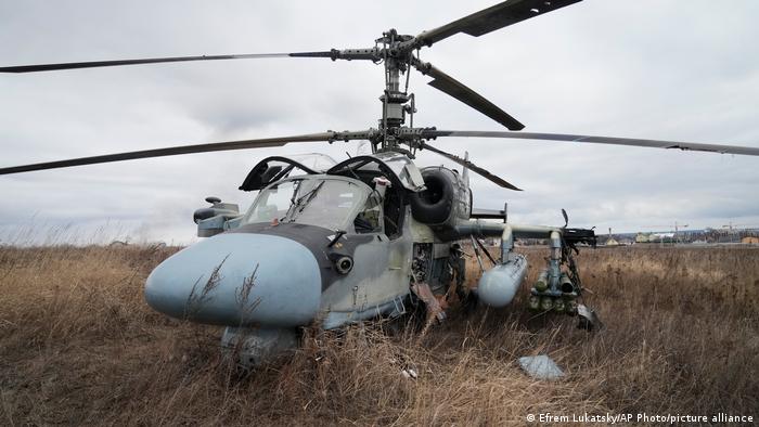 Російський військовий гелікоптер неподалік Києва