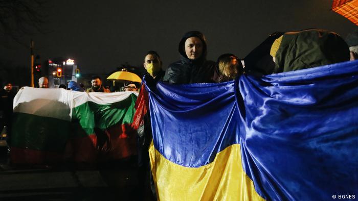 Българи се събраха на протест пред посолството на Руската федерация в София, за да изразят солидарността си с Украйна. (24.2.2022)