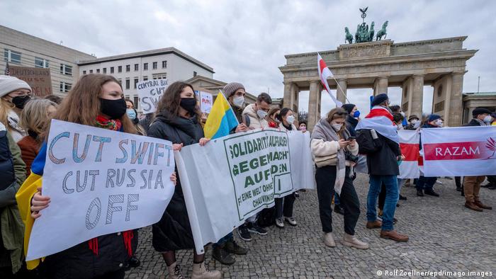 Erste Mahnwachen in Berlin fanden bereits wenige Stunden nach dem russischen Angriff auf die Ukraine statt