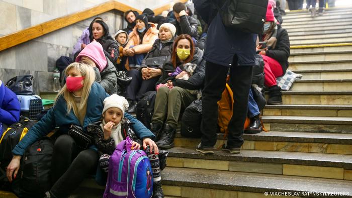 Ucranianos buscan refugio en una estación del metro.