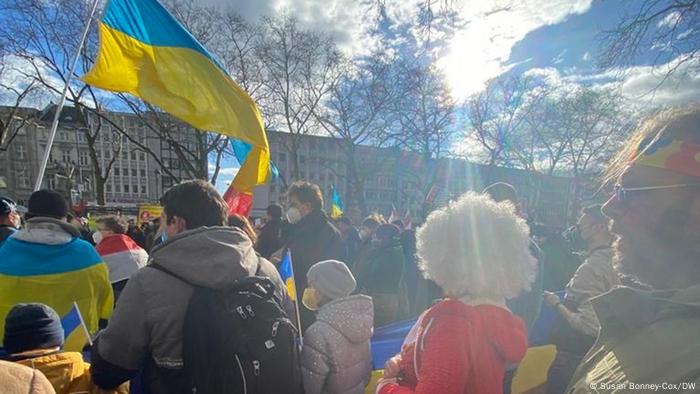 Carnavalistas también participaron en la manifestación por la paz en Ucrania este jueves en el centro de Colonia, Alemania