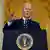 Presidente Biden fala em púlpito durante pronunciamento