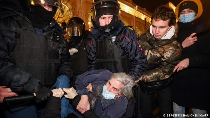 Protestas contra la invasión rusa a Ucrania en San Petersburgo, Rusia