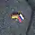 Значок на лацкане пижака: флаги ФРГ и РФ
