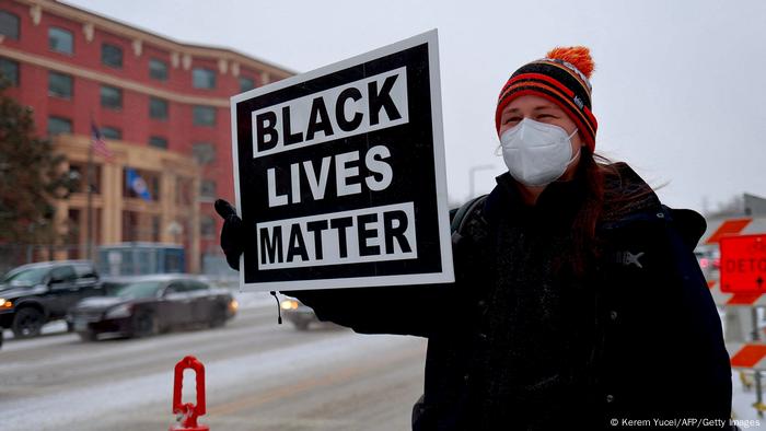 USA St. Paul | Demonstrantin hält Black Lives Matter-Schild vor dem Gericht während dem Prozess gegen 3 ehemalige Polizisten wegen des Todes von George Floyd (Foto: Kerem Yucel/AFP/Getty Images)