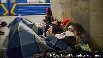 Ukraine | Menschen in Kiew suchen Schutz in Metro-Stationen