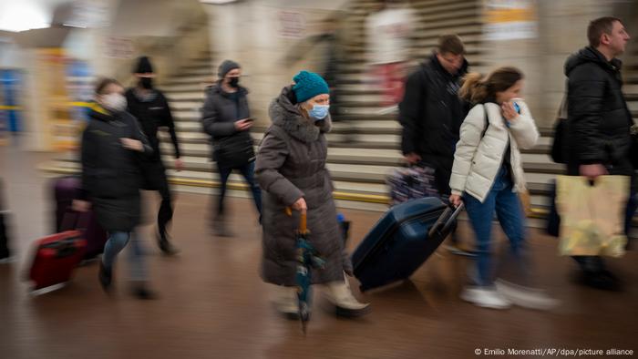 Ukraine | Menschen auf dem Weg zu Zügen um Kiew zu verlassen