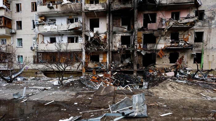 Prédio residencial em Kiev fica destruído após ataque russo