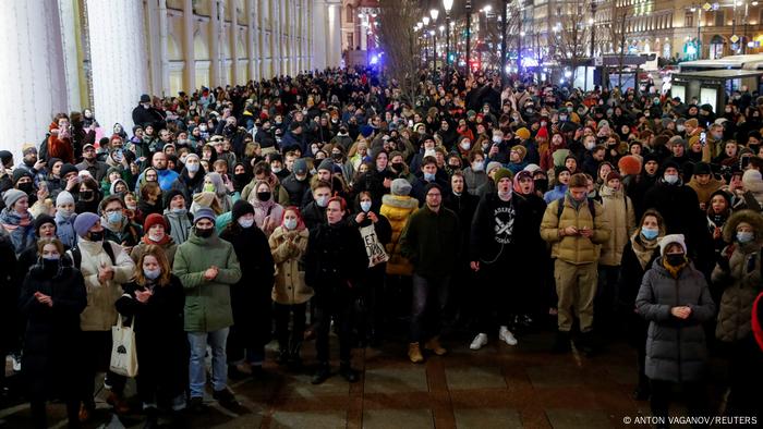 People protesting in Saint Petersburg