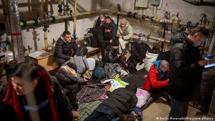La gente se refugia en un sótano mientras las sirenas advierten sobre nuevos ataques en Kiev. Rusia lanzó un ataque total contra Ucrania en las primeras horas del 24 de febrero. Ahora se dice que sus fuerzas se están acercando a la capital.