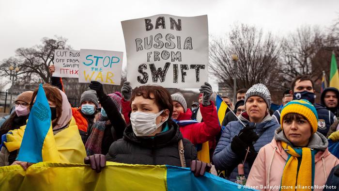 Участники протестов в США требуют отключить Украину от SWIFT 