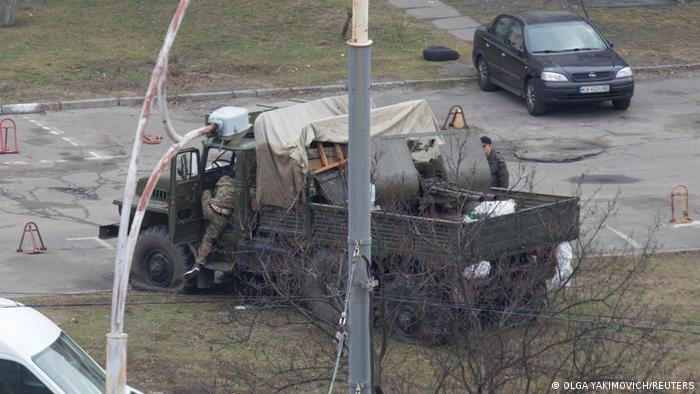 Vehículo militar ucraniano destruido por bombardeos rusos en el área de Kiev. (25.02.2022).