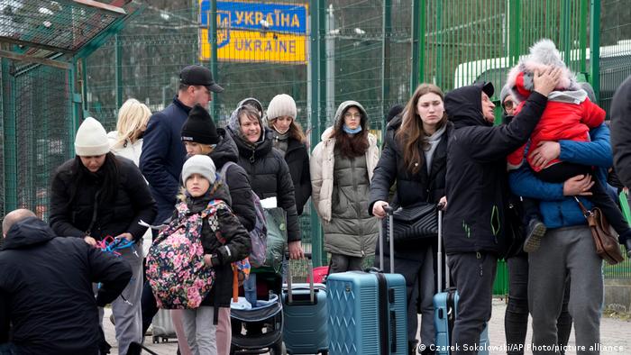 Refugiados ucranianos cruzan la frontera con Polonia esta mañana.