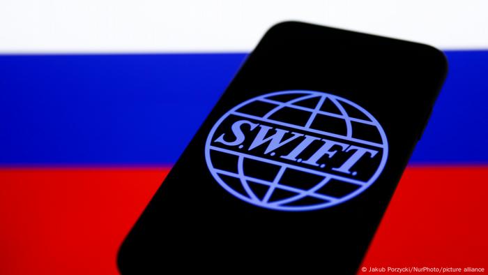 Логотип SWIFT и флаг России