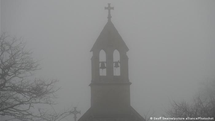 Une croix dans le brouillard