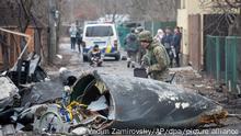 25.2.2022, Kiew****
Ein Soldat der ukrainischen Armee inspiziert Fragmente eines abgestürzten Flugzeugs. Es war unklar, wessen Flugzeug abgestürzt ist und wer es zum Absturz gebracht hat. Russische Truppen sollen bis in die Außenbezirke der Hauptstadt vorgedrungen sein. Russland hat am Donnerstag einen umfassenden Angriff auf die Ukraine gestartet und Städte und Stützpunkte mit Luftangriffen oder Granaten beschossen. +++ dpa-Bildfunk +++