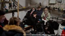 25.2.2022, Kiew****
Menschen suchen Schutz in einem Keller eines Gebäudes, während die Sirenen neue Angriffe ankündigen. Russland hat am Donnerstag einen umfassenden Angriff auf die Ukraine gestartet und Städte und Stützpunkte mit Luftangriffen oder Granaten beschossen. +++ dpa-Bildfunk +++