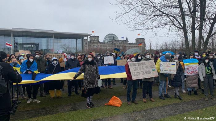 В Берлине у ведомства федерального канцлера Германии второй день проходит акция солидарности с Украиной, подвергшейся нападению со стороны России