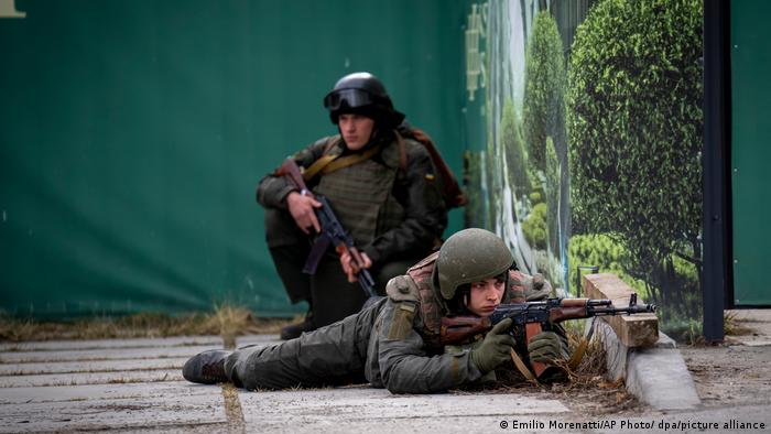 Украински войници са заели отбранителна позиция в центъра на Киев