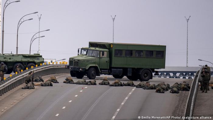 Украинские военнослужащие, бронетранспортер и грузовики КрАЗ