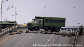 Una unidad del Ejército de Ucrania bloquea y vigila puente en Kiev, la capital