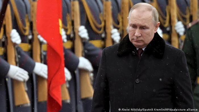 रूसी राष्ट्रपति व्लादिमीर पुतिन दुनिया में अकेले पड़ रहे हैं.