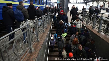 Civiles evacuados en tren desde el este de Ucrania llegan a Lviv, en el oeste del país. Países vecinos como Polonia, Hungría y Rumania están recibiendo decenas de refugiados.