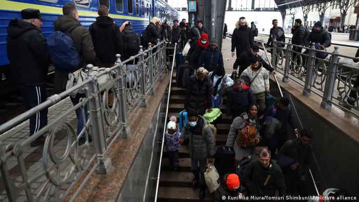 Civiles evacuados en tren desde el este de Ucrania llegan a Lviv, en el oeste del país. Países vecinos como Polonia, Hungría y Rumania están recibiendo decenas de refugiados.