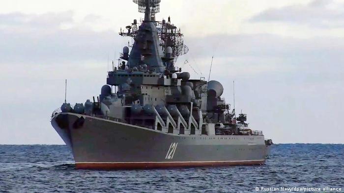 Флагманът на руския Черноморски флот - ракетният крайцер Москва -