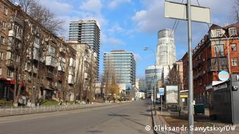Вулиці Києва вдень були незвично спорожнілі 