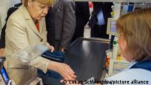 Berlin, 2014****Bundeskanzlerin Angela Merkel (CDU) und ihr Gast, der chinesische Ministerpräsident, besuchen am 10.10.2014 zwischen zwei Terminen einen Supermarkt in Berlin. Foto: Lukas Schulze/dpa