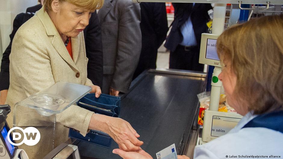 Ein Dieb stiehlt Angela Merkels Handtasche aus einem Berliner Supermarkt  Deutschland |  DW