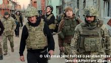 Sean Penn, quien visitó Ucrania se reunió con personal militar en noviembre y habló con periodistas y soldados.