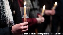 Gläubige halten bei einem interreligiösen Friedensgebet in der Marktkirche anlässlich des Angriffs Russlands auf die Ukraine Kerzen in ihren Händen.