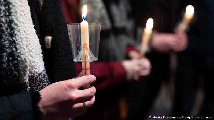 Kaarsen bij interreligieus gebed voor vrede in Hannover