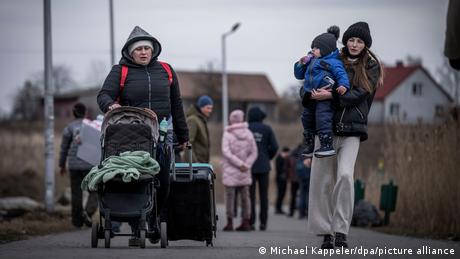 Refugiados de Ucrania atraviesan la frontera hacia Polonia. 