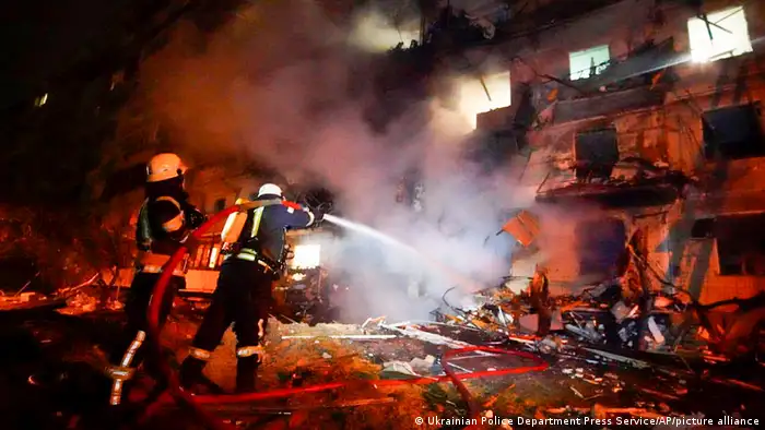 رجال الإطفاء في كييف يكافحون ضد حريق بسبب الضربات الروسية (24/2/2022)