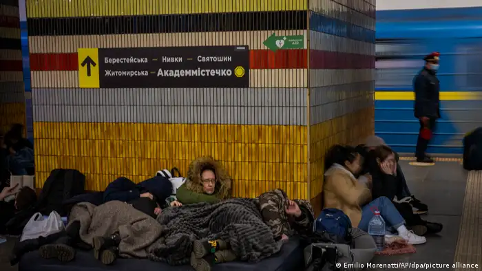 Ukraine-Konflikt, Kiew: Menschen schlafen in einer U-Bahn-Station