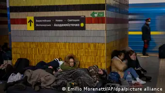 Ukraine-Konflikt, Kiew: Menschen schlafen in einer U-Bahn-Station