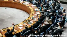 25.02.2022, USA, New York: Vertreter nehmen an einer Sitzung des UN-Sicherheitsrats zum russischen Einmarsch in der Ukraine teil, im UN-Hauptquartier. Eine gegen Russlands Einmarsch in die Ukraine gerichtete Resolution ist im UN-Sicherheitsrat gescheitert. Moskau legte bei der Abstimmung im mächtigsten Gremium der Vereinten Nationen am Freitag in New York wie erwartet ein Veto gegen den Text ein - China enthielt sich. Foto: John Minchillo/AP/dpa +++ dpa-Bildfunk +++