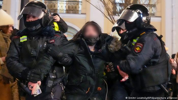 پلیس روسیه در شهرهای گوناگون این کشور بیش از۱۸۰۰ نفر را در تظاهرات ضد جنگ اوکراین دستگیر کرده است