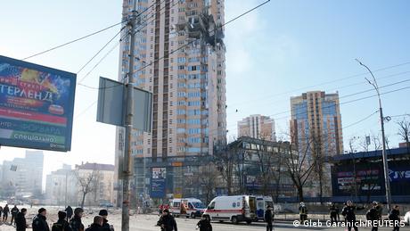 En la noche y la mañana continuaron los ataques rusos en Kiev. Este edificio residencial de gran altura en la capital fue alcanzado por un misil, según el alcalde de Kiev, Vitali Klitschko, quien instó a los residentes de la ciudad a mantenerse fuera de peligro. 