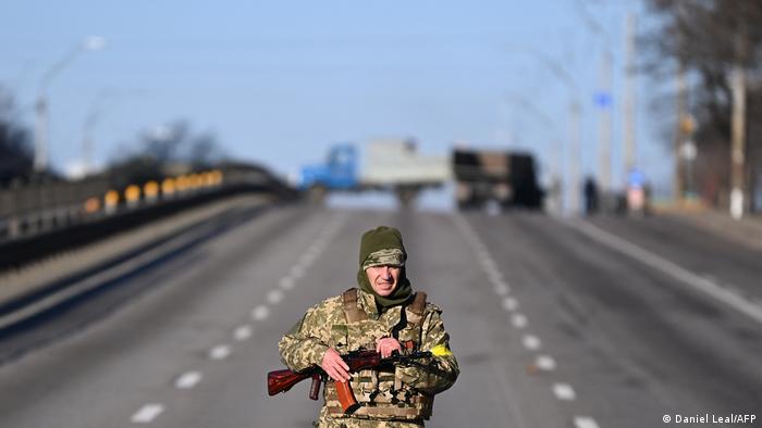 Патрулі і блок-пости на порожній дорозі, що веде до української столиці, вранці 26 лютого тримають оборону.