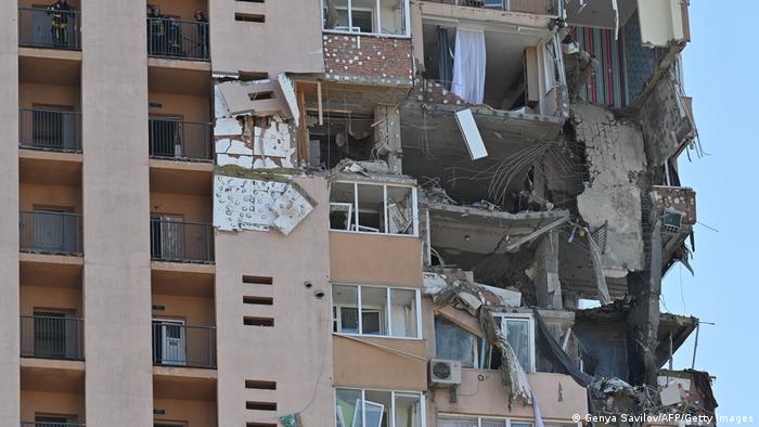 Частично разрушена жилищна сграда в украинската столица Киев след попадение на снаряд