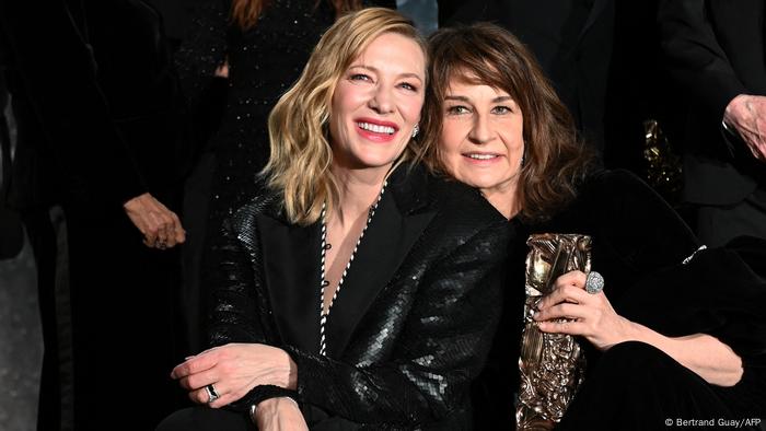 Cate Blanchett und Valérie Lemercier lächeln in die Kamera