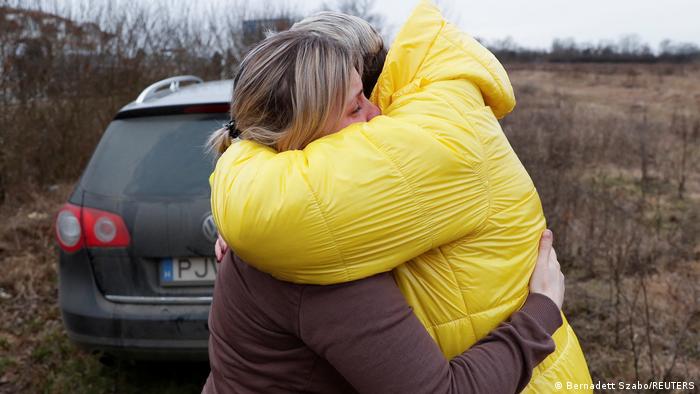 Dos refugiados ucranianos se abrazan cuando llegan a Hungría después de pasar el cruce fronterizo de Beregsurany el 26 de febrero de 2022. El primer ministro húngaro Viktor Orbán prometió brindar asistencia humanitaria a los recién llegados.