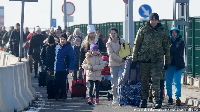 مواطنون أوكرانيون يهربون من بلدهم إلى بولندا بسبب الحرب - صورة بتاريخ 26 شباط/ فبراير 2022