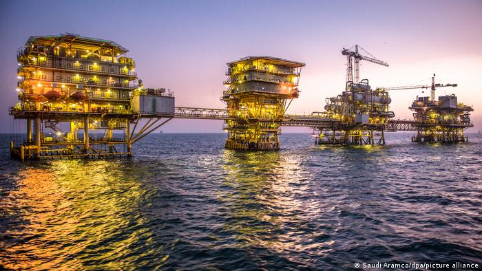 منشآت نفطية عائمة لشركة ارامكو السعودية في مياه الخليج