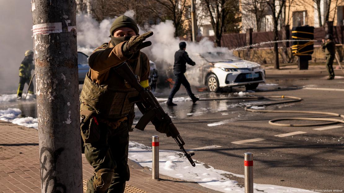 Militares e carro incendiado em rua de Kiev